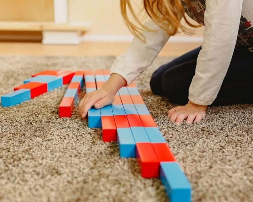 nino-jugando-con-juguetes-de-madera-montessori